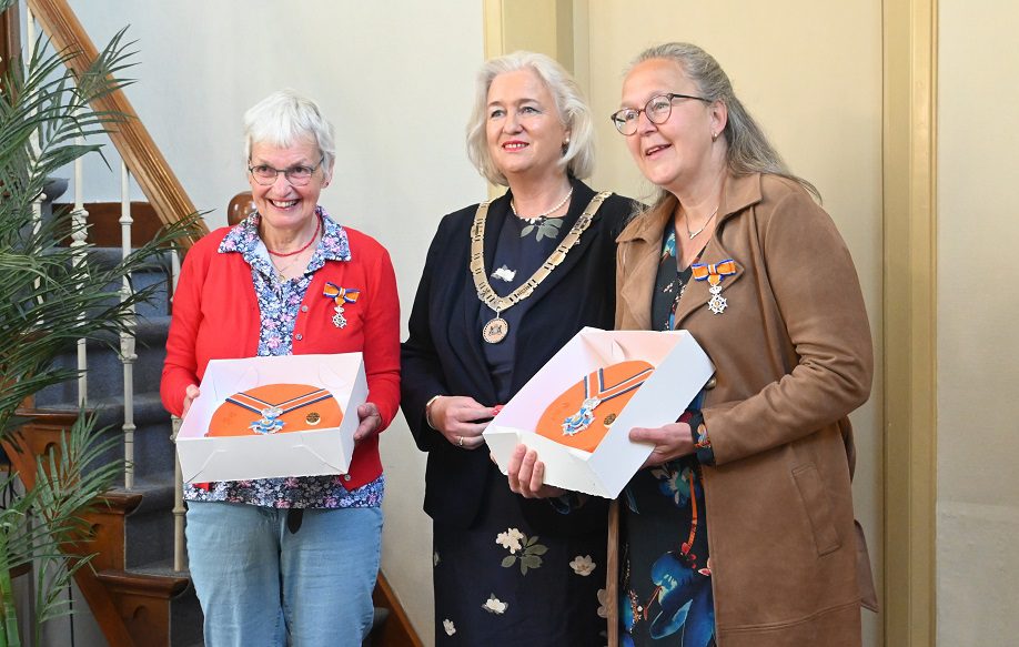 LINTJE VOOR TINEKE DE VRIES – ZWEEGMAN (66) EN JANNY GERRITSEN (57)